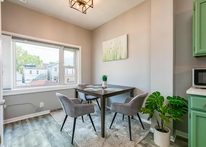 Logan Sq 4br - Free Parking - Near Nightlife & Dt Apartamento